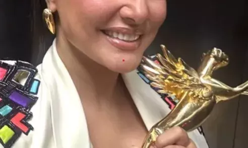 हिना खान ने पहले अवॉर्ड फंक्शन अटेंड किया फिर गई अस्पताल हिना खान ने पहले अवॉर्ड फंक्शन अटेंड किया फिर गई अस्पताल