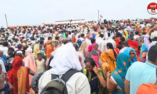 सत्संग के दौरान हुई भगदड़ में अभी तक 107 से ज्यादा लोगों की मौत! 200 घायल, जानें कैसे मची भगदड़ सत्संग के दौरान हुई भगदड़ में अभी तक 107 से ज्यादा लोगों की मौत! 200 घायल, जानें कैसे मची भगदड़