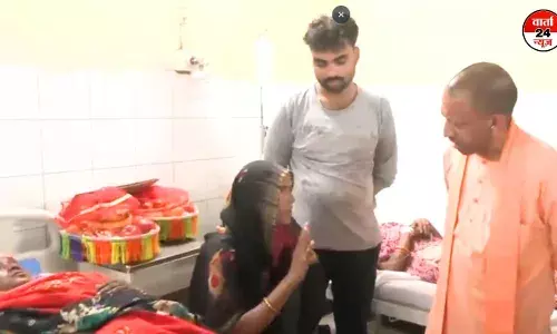 सीएम योगी ने हाथरस पहुंच कर पुलिस लाइन में की बैठक, अस्पताल पहुंचकर घायलों से मिले