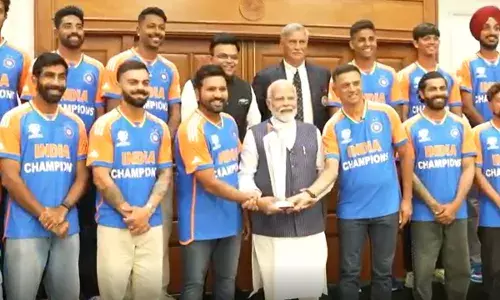 पीएम मोदी से टी20 चैम्प‍ियन के मिलने का वीडियो आया सामने, टीम इंडिया हुई गदगद, अब शाम में मुंबई में विजय परेड!