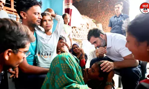 राहुल गांधी ने हाथरस में जाना दर्द! सीएम योगी से की विनती... कहा पीड़ितों को दिल खोलकर मुआवजा जल्द से जल्द दे राहुल गांधी ने हाथरस में जाना दर्द! सीएम योगी से की विनती... कहा पीड़ितों को दिल खोलकर मुआवजा जल्द से जल्द दे