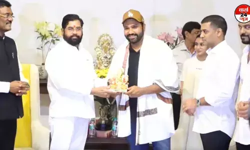मुख्यमंत्री एकनाथ शिंदे ने रोहित शर्मा और क्रिकेटर्स से की मुलाकात, कप्तान रोहित शर्मा का किया सम्मान मुख्यमंत्री एकनाथ शिंदे ने रोहित शर्मा और क्रिकेटर्स से की मुलाकात, कप्तान रोहित शर्मा का किया सम्मान