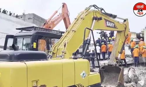 सूरत में पांच मंजिला बिल्डिंग ढही, एक की मौत, 15 से अधिक लोग घायल सूरत में पांच मंजिला बिल्डिंग ढही, एक की मौत, 15 से अधिक लोग घायल