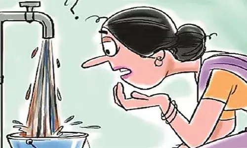 नलों में सीवर का पानी, भड़कीं महिलाएं पार्षद के बेडरूम में घुसीं नलों में सीवर का पानी, भड़कीं महिलाएं पार्षद के बेडरूम में घुसीं