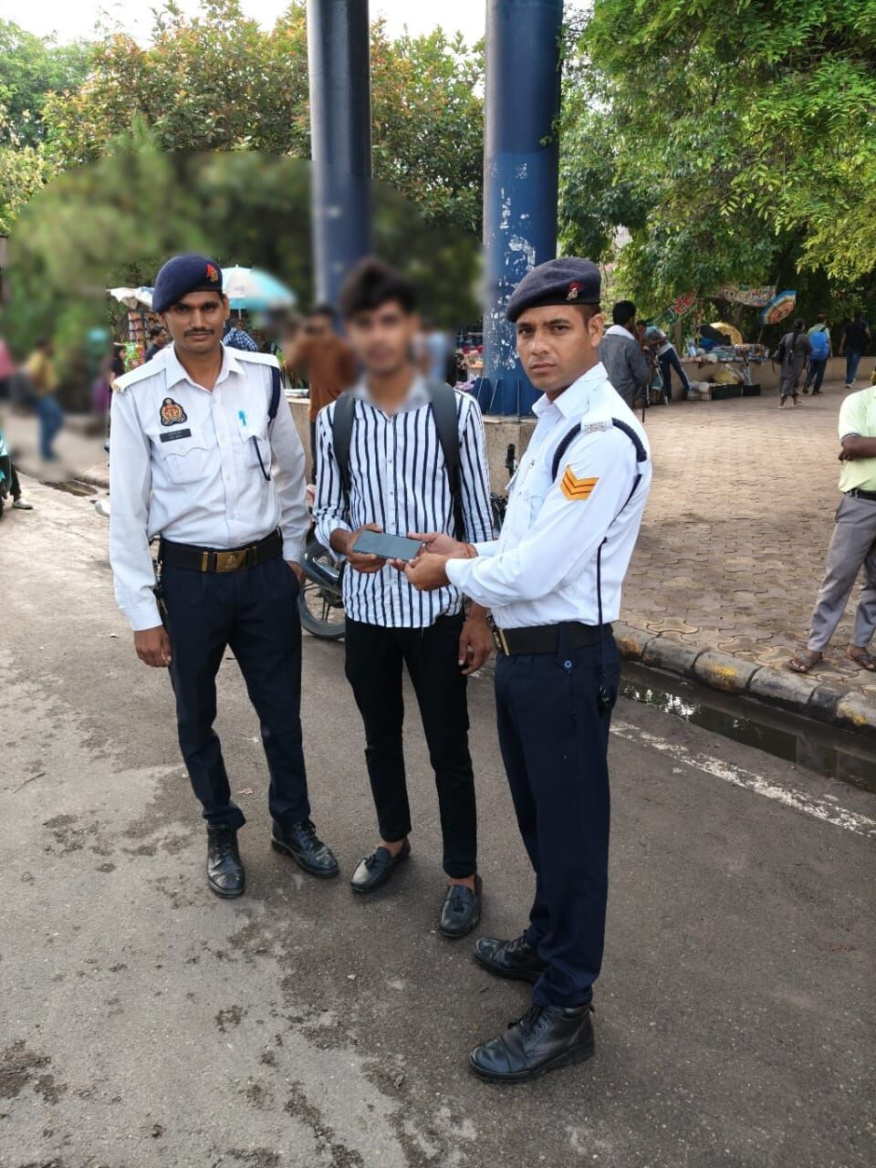 ट्रैफिक पुलिसकर्मी को सड़क पर पड़ा मिला मोबाइल फोन, ईमानदारी का परिचय देते हुए मालिक को सौंपा