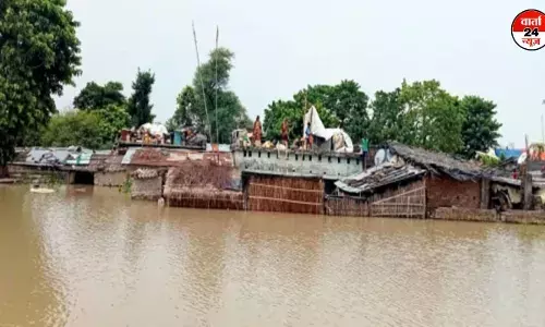 बाढ़ के कारण यूपी के 800 गांवों में घुसा पानी, बिहार में बिजली गिरने से 24 घंटे में 21 लोगों की मौत बाढ़ के कारण यूपी के 800 गांवों में घुसा पानी, बिहार में बिजली गिरने से 24 घंटे में 21 लोगों की मौत