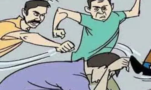 राशन की लाइन में हुई धक्का मुक्की, फिर हुए झगड़े में युवक का सिर ईंट मार कर फोड़ा राशन की लाइन में हुई धक्का मुक्की, फिर हुए झगड़े में युवक का सिर ईंट मार कर फोड़ा