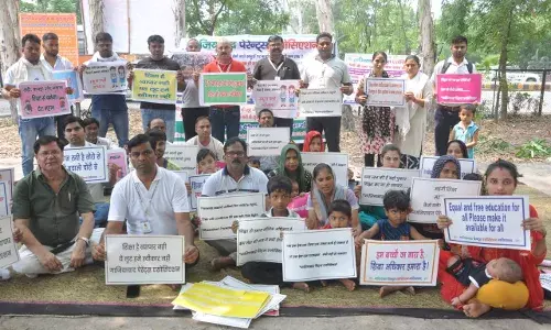 आरटीई के तहत दाखिले को लेकर गाजियाबाद पेरेंट्स एसोसिएशन के नेतृत्व में अभिभावकों ने जिला मुख्यालय पर दिया धरना