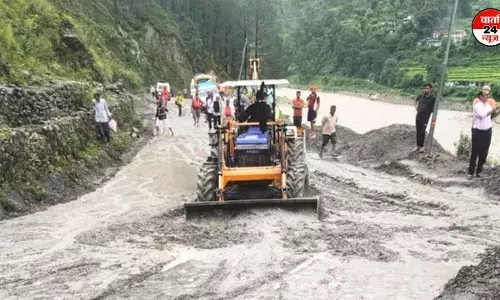 मलबा आने से गंगोत्री राष्ट्रीय राजमार्ग पर आवाजाही हुई मुश्किल, रोड खोलने का काम जारी मलबा आने से गंगोत्री राष्ट्रीय राजमार्ग पर आवाजाही हुई मुश्किल, रोड खोलने का काम जारी