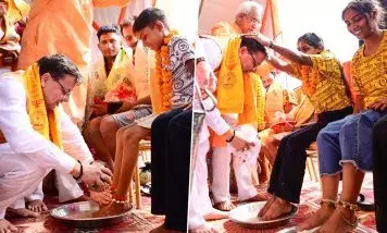 सीएम पुष्कर सिंह धामी आज हरिद्वार पहुंचे, कांवड़ियों के धोए पैर सीएम पुष्कर सिंह धामी आज हरिद्वार पहुंचे, कांवड़ियों के धोए पैर
