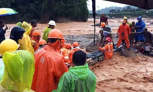 केरल के वायनाड तबाही में अब तक 106 लोगों की मौत, बचाव अभियान में देश की तीनों सेनाएं शामिल केरल के वायनाड तबाही में अब तक 106 लोगों की मौत, बचाव अभियान में देश की तीनों सेनाएं शामिल