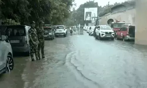 लखनऊ में भारी बारिश से विधानसभा परिसर के अंदर में भरा पानी, नगर निगम की छत भी हुई लीक लखनऊ में भारी बारिश से विधानसभा परिसर के अंदर में भरा पानी, नगर निगम की छत भी हुई लीक