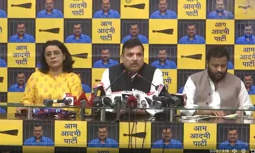आप सांसद संजय सिंह ने उठाया सवाल! खुले नाले में गिरने से मां और बच्चे की मौत पर चुप क्यों हैं बीजेपी और एलजी? आप सांसद संजय सिंह ने उठाया सवाल! खुले नाले में गिरने से मां और बच्चे की मौत पर चुप क्यों हैं बीजेपी और एलजी?