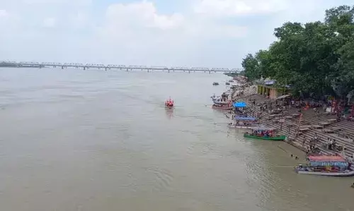 दो नौकाओं की टक्कर में एक नाव पलटी, आठ को बचाया गया, एक महिला लापता दो नौकाओं की टक्कर में एक नाव पलटी, आठ को बचाया गया, एक महिला लापता