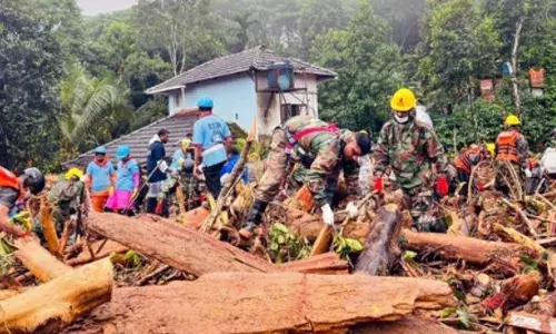 वायनाड भूस्खलन के पांचवें दिन भी बचाव अभियान जारी, 40 दिन की बच्ची और छह साल के बच्चे को बचाया गया वायनाड भूस्खलन के पांचवें दिन भी बचाव अभियान जारी, 40 दिन की बच्ची और छह साल के बच्चे को बचाया गया