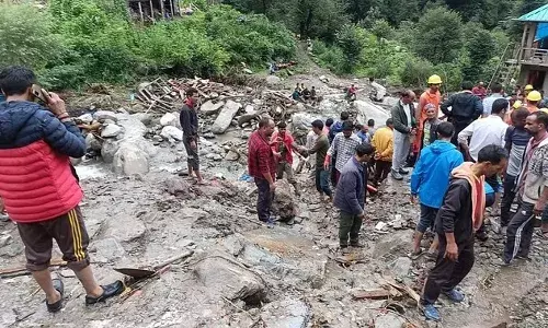 हिमाचल: बाढ़ में बहे 36 लोगों का नहीं लग पाया सुराग, रेस्क्यू ऑपरेशन जारी हिमाचल: बाढ़ में बहे 36 लोगों का नहीं लग पाया सुराग, रेस्क्यू ऑपरेशन जारी