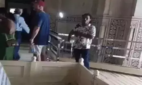 आगरा के ताजमहल के अंदर दो युवकों ने चढ़ाया गंगाजल, वीडियो हुआ वायरल