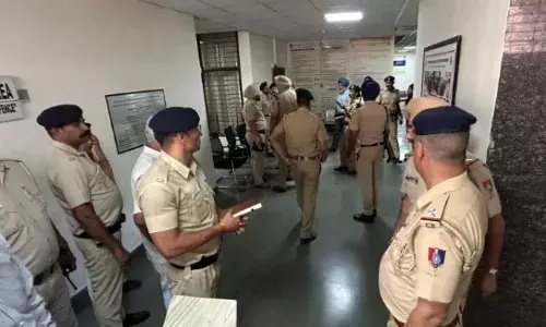 रिटायर एआईजी ससुर ने चंडीगढ़ जिला कोर्ट में आईआरएस अफसर दामाद पर गोली चलाकर की हत्या, जानें क्या था कारण? रिटायर एआईजी ससुर ने चंडीगढ़ जिला कोर्ट में आईआरएस अफसर दामाद पर गोली चलाकर की हत्या, जानें क्या था कारण?