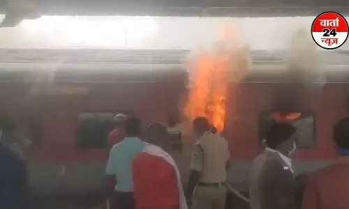 आंध्र प्रदेश के विशाखापट्टनम के रेलवे स्टेशन पर चार बोगियों में आग आंध्र प्रदेश के विशाखापट्टनम के रेलवे स्टेशन पर चार बोगियों में आग