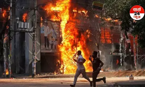 बांग्लादेश के ढाका में दो समर्थकों के बीच झड़प होने से 91 की मौत, भारतीय नागरिकों के लिए हेल्पलाइन नंबर जारी बांग्लादेश के ढाका में दो समर्थकों के बीच झड़प होने से 91 की मौत, भारतीय नागरिकों के लिए हेल्पलाइन नंबर जारी