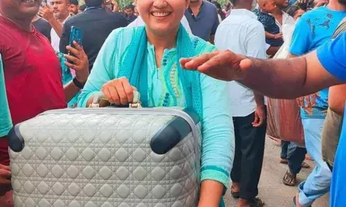 पीएम आवास शेख हसीना के घर से उठा लाई लाखों के सामान पीएम आवास शेख हसीना के घर से उठा लाई लाखों के सामान