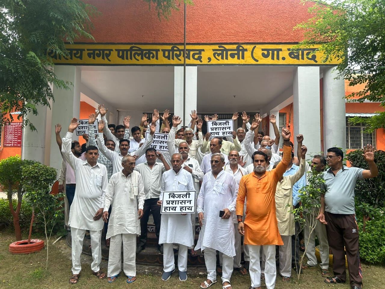 बिजली, सड़क, नाली समेत 8 अलग-अलग मांगों को लेकर ग्रामीणों ने लोनी तहसील में किया प्रदर्शन