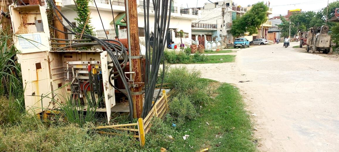 लोनी में विद्युत विभाग की घोर लापरवाही, किसी अप्रिय घटना का कर रहे है इंतजार
