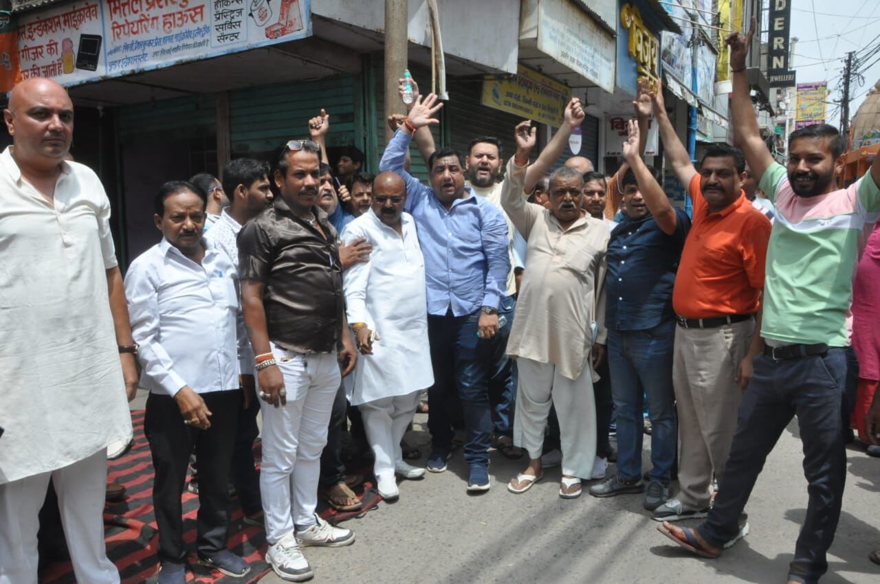 मित्तल प्रेशर कुकर की दुकान का अतिक्रमण हटाने गई नगर निगम की टीम का व्यापारियों ने किया जमकर विरोध