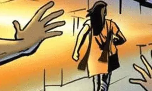 युवक ने सरेराह युवती के सिर पर बंदूक लगाकार छेड़छाड़ करने की कोशिश की, राहगीरों ने जो किया हो जाएंगे हैरान युवक ने सरेराह युवती के सिर पर बंदूक लगाकार छेड़छाड़ करने की कोशिश की, राहगीरों ने जो किया हो जाएंगे हैरान