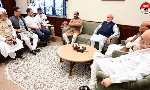 लोकसभा-राज्यसभा की कार्यवाही अनिश्चितकाल के लिए स्थगित, स्पीकर ने सभी दलों के नेताओं से की मुलाकात, गर्मजोशी से मिले मोदी और राहुल लोकसभा-राज्यसभा की कार्यवाही अनिश्चितकाल के लिए स्थगित, स्पीकर ने सभी दलों के नेताओं से की मुलाकात, गर्मजोशी से मिले मोदी और राहुल