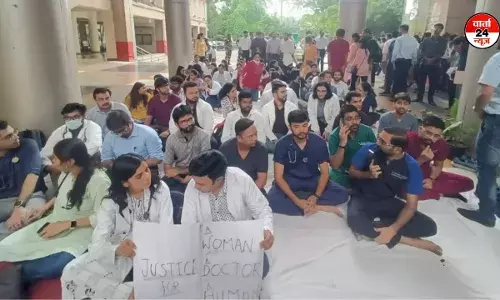 कोलकाता महिला डॉक्टर रेपकांड: रेजिडेंट डॉक्टरों का देशव्यापी हड़ताल, ओपीडी, सर्जरी और लैब बंद, मरीज परेशान कोलकाता महिला डॉक्टर रेपकांड: रेजिडेंट डॉक्टरों का देशव्यापी हड़ताल, ओपीडी, सर्जरी और लैब बंद, मरीज परेशान