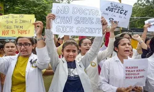 डॉक्टरों के देशव्यापी हड़ताल से मरीज बेहाल! केंद्र सरकार ने डॉक्टरों की सुरक्षा को लेकर किया कमिटी का एलान, काम पर लौटने का अनुरोध डॉक्टरों के देशव्यापी हड़ताल से मरीज बेहाल! केंद्र सरकार ने डॉक्टरों की सुरक्षा को लेकर किया कमिटी का एलान, काम पर लौटने का अनुरोध