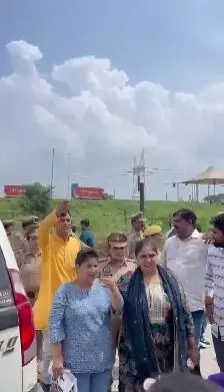 हिंदू रक्षा दल के अध्यक्ष पिंकी चौधरी को राखी बांधने जेल पहुंची महिलाएं हिंदू रक्षा दल के अध्यक्ष पिंकी चौधरी को राखी बांधने जेल पहुंची महिलाएं