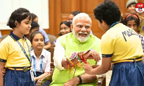 रक्षाबंधन के त्यौहार पर राजनेताओं की कलाई पर रेशम के धागों का चढ़ा रंग, पीएम मोदी ने स्कूली छात्राओं से बंधवाई राखी रक्षाबंधन के त्यौहार पर राजनेताओं की कलाई पर रेशम के धागों का चढ़ा रंग, पीएम मोदी ने स्कूली छात्राओं से बंधवाई राखी