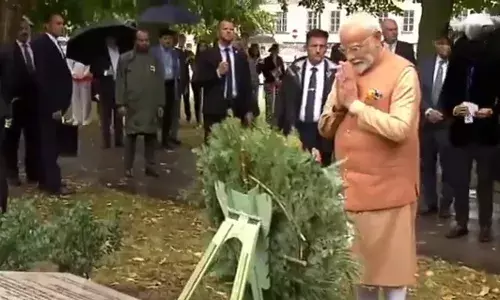 पोलैंड के वारसॉ में जाम साहब ऑफ नवानगर स्मारक पर पीएम मोदी ने दी पुष्पांजलि पोलैंड के वारसॉ में जाम साहब ऑफ नवानगर स्मारक पर पीएम मोदी ने दी पुष्पांजलि