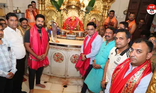 टी20 विश्व कप ट्रॉफी के साथ रोहित शर्मा और जय शाह ने मुंबई के सिद्धिविनायक मंदिर के किए दर्शन, लिए बप्पा के आशीर्वाद टी20 विश्व कप ट्रॉफी के साथ रोहित शर्मा और जय शाह ने मुंबई के सिद्धिविनायक मंदिर के किए दर्शन, लिए बप्पा के आशीर्वाद