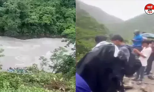 नेपाल में बड़ा सड़क हादसा! नदी में गिरी बस, 14 लोगों की मौत, 40 भारतीय सवार थे