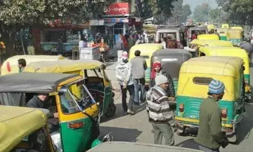 राजधानी दिल्ली में दूसरे दिन भी ऑटो टैक्सी चालकों की हड़ताल जारी, यात्री परेशान राजधानी दिल्ली में दूसरे दिन भी ऑटो टैक्सी चालकों की हड़ताल जारी, यात्री परेशान