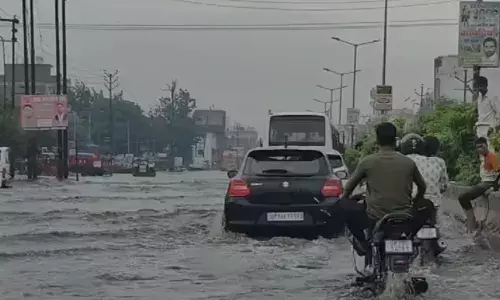 बरसात से मुख्य मार्ग पर भरा पानी, लगा जाम