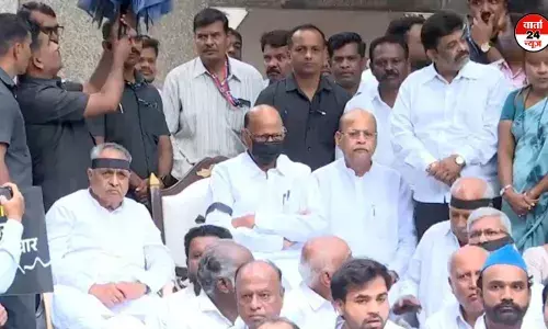 बदलापुर यौन शोषण मामले पर शरद पवार और सुप्रिया सुले ने दिया धरना, महाविकास अघाड़ी दल के नेता का विरोध प्रदर्शन जारी बदलापुर यौन शोषण मामले पर शरद पवार और सुप्रिया सुले ने दिया धरना, महाविकास अघाड़ी दल के नेता का विरोध प्रदर्शन जारी