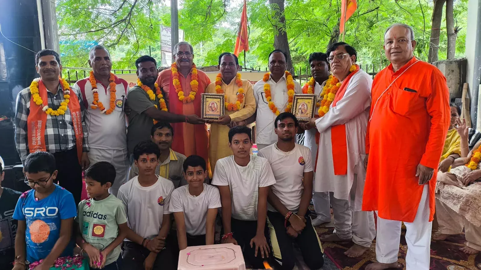 यज्ञोपवीत माता, पिता व गुरु ऋण से उऋण होने का संदेश देता है-आचार्य महेन्द्र भाई यज्ञोपवीत माता, पिता व गुरु ऋण से उऋण होने का संदेश देता है-आचार्य महेन्द्र भाई