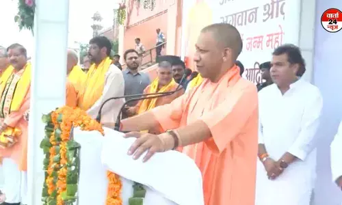 जन्माष्टमी के अवसर पर सीएम योगी ने श्री कृष्ण जन्मभूमि मंदिर का किया दर्शन, विरोधियों पर किया जमकर हमला