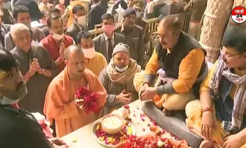 अचानक श्रीबांकेबिहारी मंदिर पहुंचे सीएम योगी, डूब कर की ठाकुर जी की पूजा