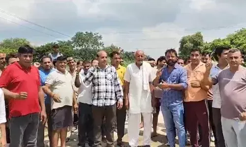 नहर में आ रहे जहरीले पानी के विरोध में ग्रामीणों ने किया विरोध प्रदर्शन, कहा- अगर जहरीला पानी बंद नहीं हुआ तो ग्रामीण धरने पर बैठ जाएंगे