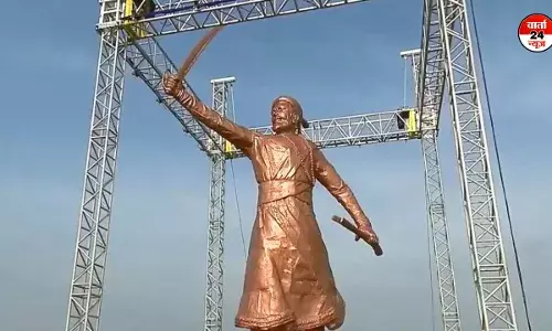 सिंधुदुर्ग में ढही शिवाजी महाराज की 35 फीट प्रतिमा को गया ढका, ठेकेदार-कंसल्टेंट के खिलाफ FIR दर्ज, नौसेना ने मरम्मत के लिए भेजी टीम सिंधुदुर्ग में ढही शिवाजी महाराज की 35 फीट प्रतिमा को गया ढका, ठेकेदार-कंसल्टेंट के खिलाफ FIR दर्ज, नौसेना ने मरम्मत के लिए भेजी टीम