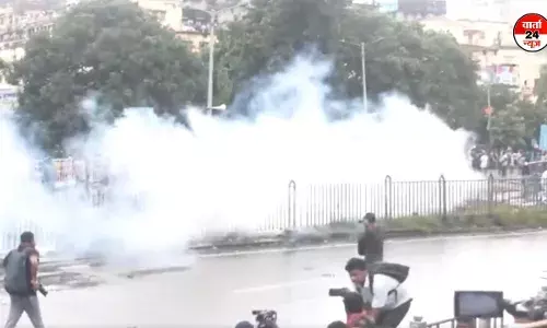 कोलकाता में नबन्ना अभियान प्रदर्शन कर रहे छात्रों ने तोड़ी बैरिकेडिंग, पुलिस ने की लाठीचार्ज, छोड़े गए आंसू गैस के गोले