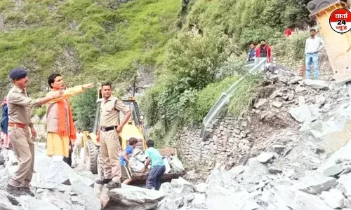 मसूरी लंढौर के पास भूस्खलन, सड़कें बंद होने से फंसे यात्री, यमुनोत्री में अभी तक रास्ते बंद मसूरी लंढौर के पास भूस्खलन, सड़कें बंद होने से फंसे यात्री, यमुनोत्री में अभी तक रास्ते बंद