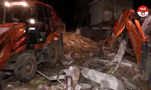 जयपुर में एक निर्माणाधीन दो मंजिला इमारत ढही, कुछ लोगों के दबें होने की आशंका जयपुर में एक निर्माणाधीन दो मंजिला इमारत ढही, कुछ लोगों के दबें होने की आशंका