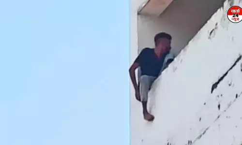 मोबाइल चोरी के कारण दून मेडिकल कॉलेज अस्पताल की चौथी मंजिल पर चढ़ा युवक, जानें फिर क्या हुआ मोबाइल चोरी के कारण दून मेडिकल कॉलेज अस्पताल की चौथी मंजिल पर चढ़ा युवक, जानें फिर क्या हुआ