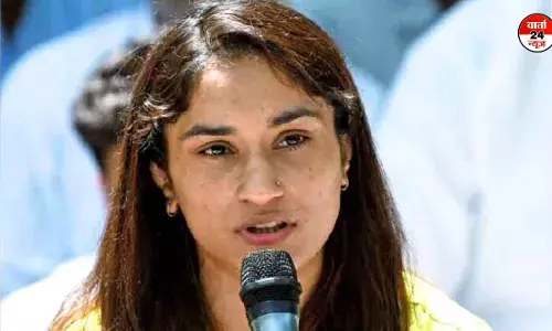 शंभू बॉर्डर पर किसानों के बीच पहुंचीं पहलवान विनेश फोगाट, कहा- जब तक आप अपने अधिकार नहीं ले लेते, तब तक वापस न लौटें